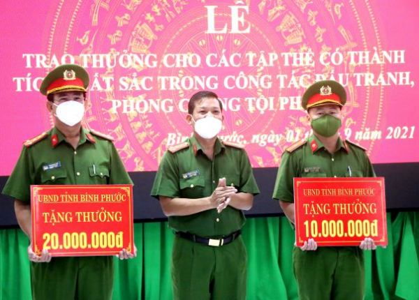 Nhiều tập thể Công an tỉnh Bình Phước được Chủ tịch UBND tỉnh khen thưởng đột xuất -0