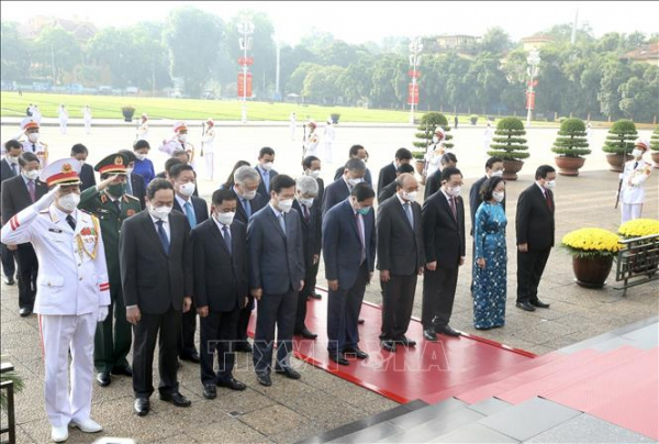 Party, State leaders pay tribute to late President Ho Chi Minh -0