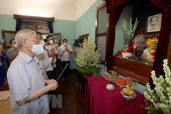 Party leader pays tribute to President Ho Chi Minh on National Day -0