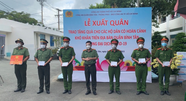 Công an TP Hồ Chí Minh tiếp tục trao 3.500 phần quà cho người dân quận Bình Tân -0