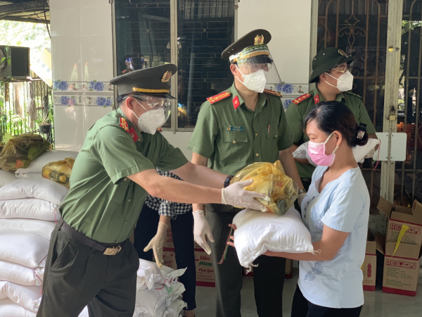 Công an TP Hồ Chí Minh tiếp tục trao 3.500 phần quà cho người dân quận Bình Tân -2
