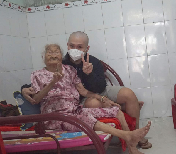 Cụ bà 93 tuổi được điều trị khỏi COVID-19 sau 26 ngày thở máy -0
