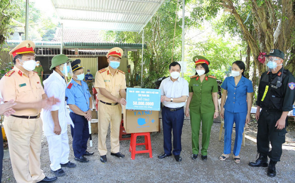 Trao quà hỗ  trợ các chốt kiểm soát phòng, chống dịch COVID-19 ở Thanh Hoá -1