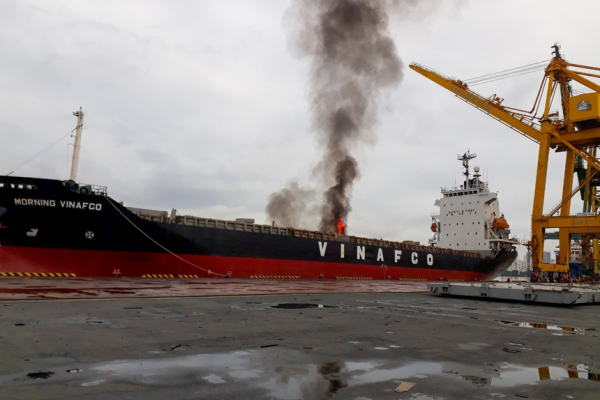 Dập tắt kịp thời đám cháy trên tàu trọng tải hơn 6.000 tấn đang neo đậu trong cảng -0