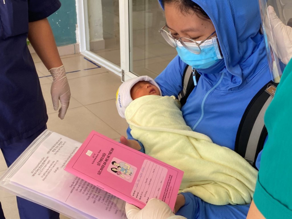 Bé sơ sinh và mẹ là bệnh nhân COVID-19 đã được chữa khỏi bệnh, xuất viện -0