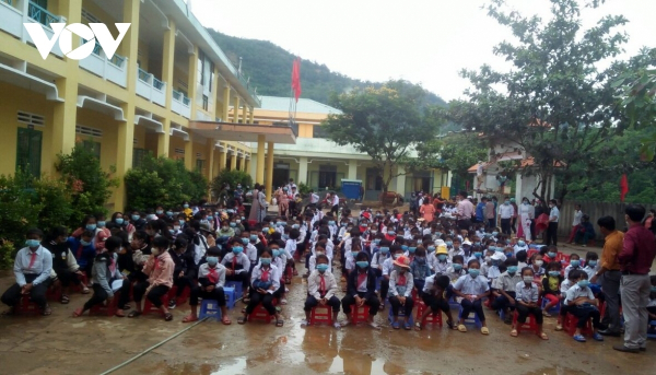 Vietnamese students begin new school year in person, online -0