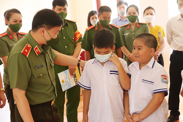 Công an tỉnh Sơn La nhận nuôi dưỡng, chăm sóc trẻ em có hoàn cảnh đặc biệt khó khăn -2