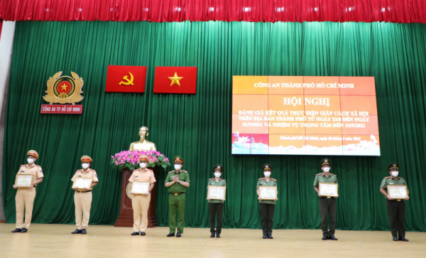HCMC police praised for effort in ensuring security, fighting COVID-19 -0