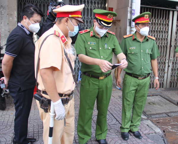 Thứ trưởng Lê Quốc Hùng kiểm tra việc quét mã QR để giám sát người ra đường ở TP Hồ Chí Minh -0