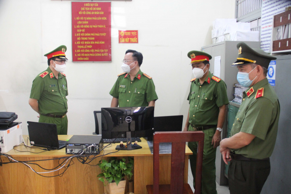 Thứ trưởng Lê Quốc Hùng kiểm tra việc quét mã QR để giám sát người ra đường ở TP Hồ Chí Minh -0