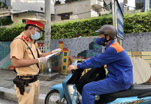 Hà Nội: Cảnh sát giao thông đã cấp được trên 20.000 trường hợp giấy đi đường theo quy định mới -0