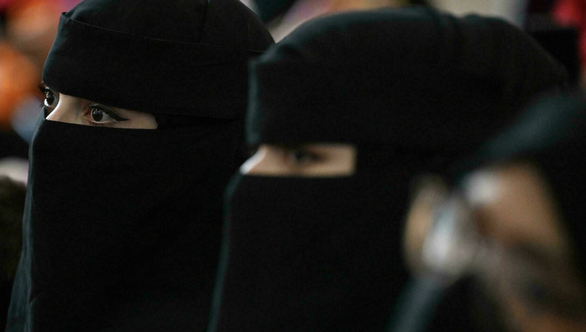 Taliban yêu cầu nữ sinh viên đại học mặc trang phục truyền thống -0