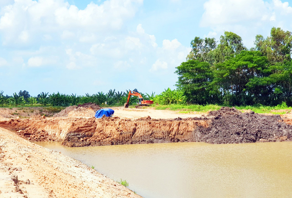 Lại “nóng” tình trạng khai thác đất mặt trái phép ở Tây Nam Bộ -0