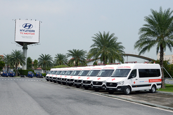 Liên doanh Ô tô Hyundai Thành Công tặng xe cứu thương cho bệnh viện tuyến đầu chống dịch -0