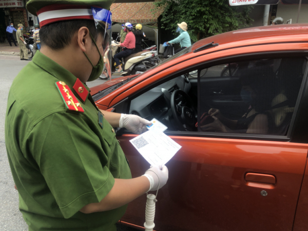 Cảnh sát giao thông Hà Nội đã cấp hơn 90.000 giấy đi đường tới người dân -0