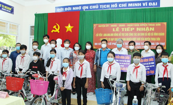 Công an An Giang tặng 300 xe đạp cho học sinh vượt khó trong học tập -0