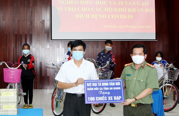 Công an An Giang tặng 300 xe đạp cho học sinh vượt khó trong học tập -1