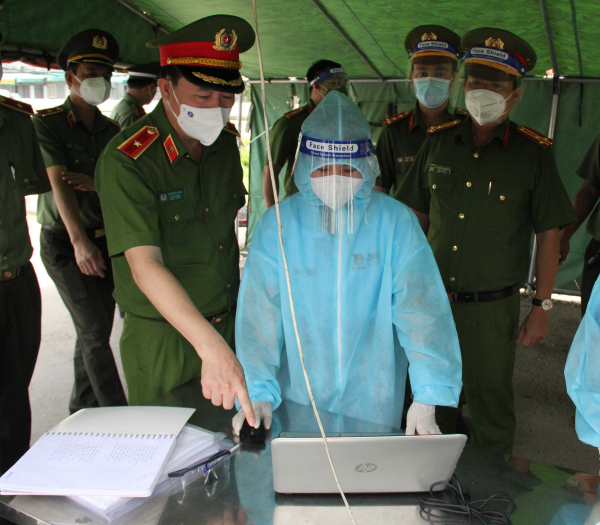 Thứ trưởng Lê Quốc Hùng trao phần thưởng và kiểm tra các chốt phòng chống dịch cửa ngõ của nhiều địa phương  -0