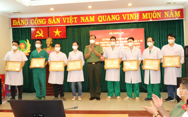 Bộ Công an tặng bằng khen cho 16 y bác sĩ Bệnh viện Bệnh nhiệt đới Trung ương -0