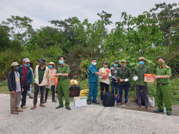 Đà Nẵng “giải cứu” 97 người lao động mắc kẹt trong rừng tràm đến nơi tránh bão an toàn  -0