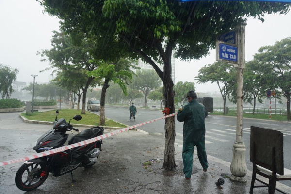 Đà Nẵng nhiều tuyến đường ngập sâu trong biển nước do bão số 5 gây mưa lớn -1