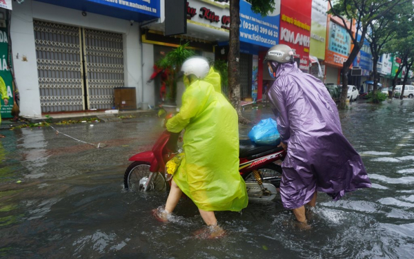 Đà Nẵng nhiều tuyến đường ngập sâu trong biển nước do bão số 5 gây mưa lớn -0