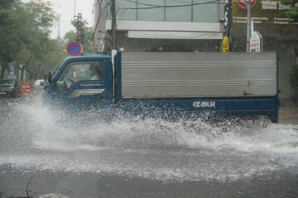 Đà Nẵng nhiều tuyến đường ngập sâu trong biển nước do bão số 5 gây mưa lớn -2