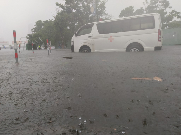 Đà Nẵng nhiều tuyến đường ngập sâu trong biển nước do bão số 5 gây mưa lớn -1