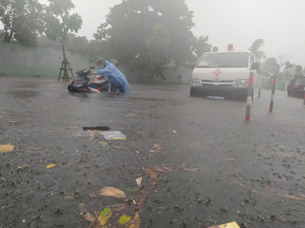 Đà Nẵng nhiều tuyến đường ngập sâu trong biển nước do bão số 5 gây mưa lớn -3