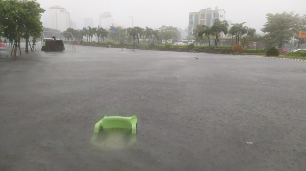 Đà Nẵng nhiều tuyến đường ngập sâu trong biển nước do bão số 5 gây mưa lớn -0