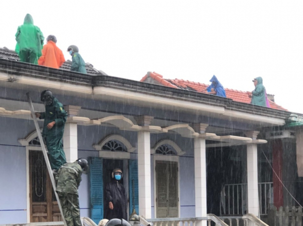 Hàng chục nhà dân ở Huế tốc mái do ảnh hưởng bão số 5  -0