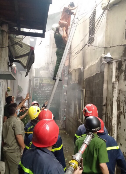 Hướng dẫn, giải cứu 40 người thoát khỏi căn nhà 4 tầng bị cháy trong hẻm -2