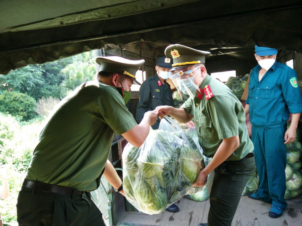 Tiếp nhận nhu yếu phẩm từ Công an tỉnh Lào Cai phân phố cho hơn 900 người yếu thế -0