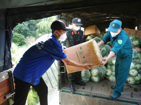 Tiếp nhận nhu yếu phẩm từ Công an tỉnh Lào Cai phân phố cho hơn 900 người yếu thế -1