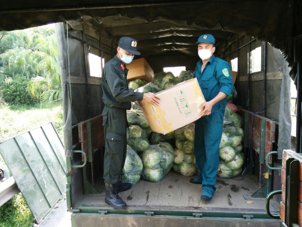Tiếp nhận nhu yếu phẩm từ Công an tỉnh Lào Cai phân phố cho hơn 900 người yếu thế -2