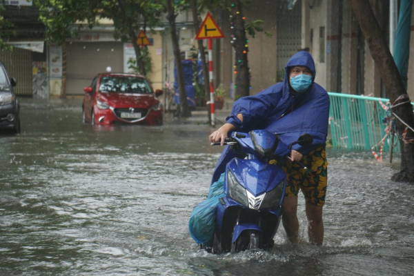 Nhiều nhà dân ở Đà Nẵng bị ngập sâu do mưa lớn -0