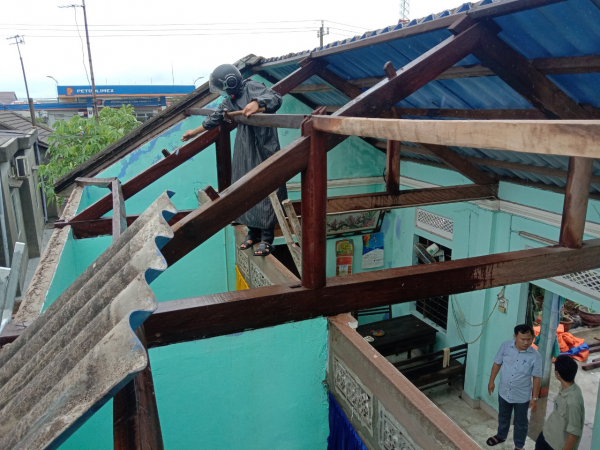 Công an xã ở Thừa Thiên Huế nỗ lực giúp dân khắc phục hậu quả mưa bão -0