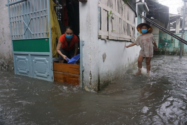 Nhiều nhà dân ở Đà Nẵng bị ngập sâu do mưa lớn -0