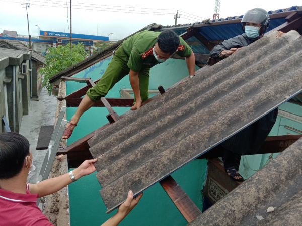 Công an xã ở Thừa Thiên Huế nỗ lực giúp dân khắc phục hậu quả mưa bão -1