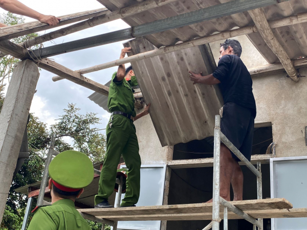 Công an xã ở Thừa Thiên Huế nỗ lực giúp dân khắc phục hậu quả mưa bão -0