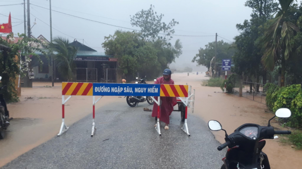 Công an xã ở Thừa Thiên Huế nỗ lực giúp dân khắc phục hậu quả mưa bão -1