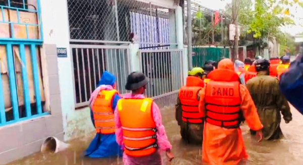 Công an khẩn cấp giúp di dân Đà Nẵng khỏi những vùng ngập sâu  -1