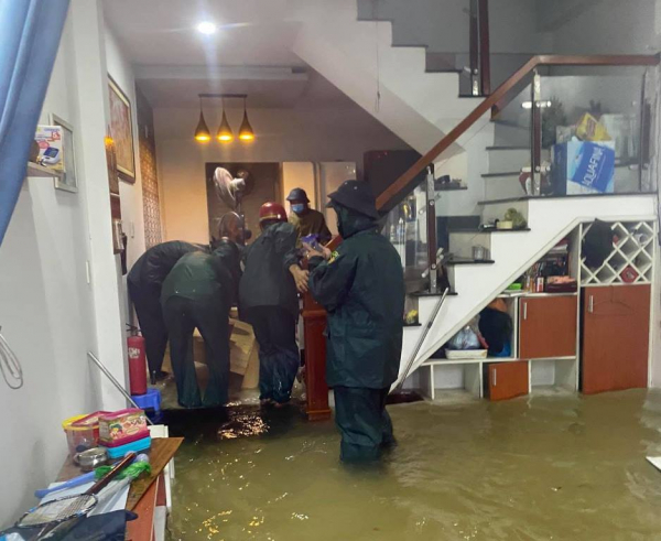 Công an khẩn cấp giúp di dân Đà Nẵng khỏi những vùng ngập sâu  -0