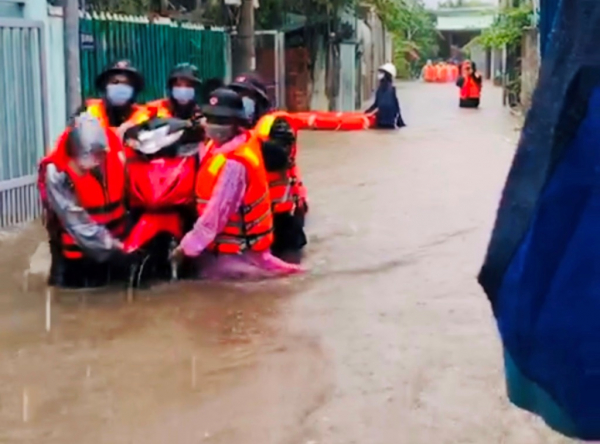 Công an khẩn cấp giúp di dân Đà Nẵng khỏi những vùng ngập sâu  -4