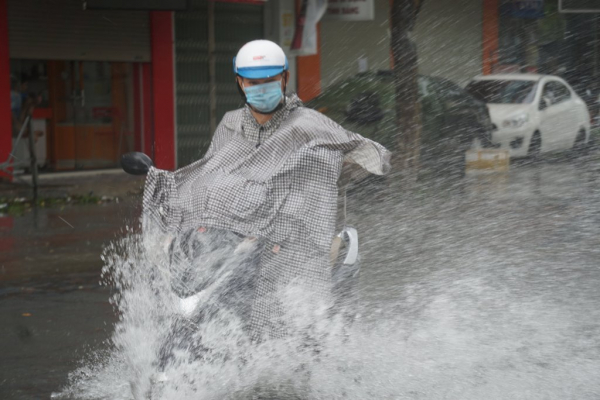 Nhiều nhà dân ở Đà Nẵng bị ngập sâu do mưa lớn -1