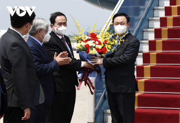 Chủ tịch Quốc hội chứng kiến lễ bàn giao vaccine ngay sau khi tới sân bay Nội Bài -0