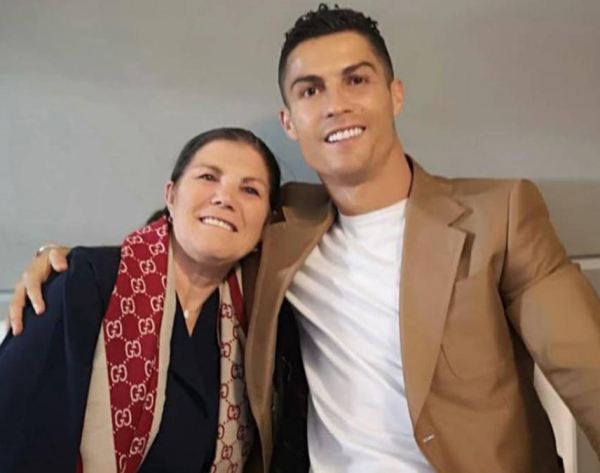 Một đời sương gió của mẹ Ronaldo -0