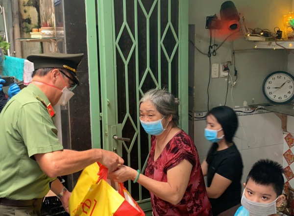 Công an TP Hồ Chí Minh tiếp tục trao “Hạt gạo nghĩa tình” cho người dân khó khăn  -0