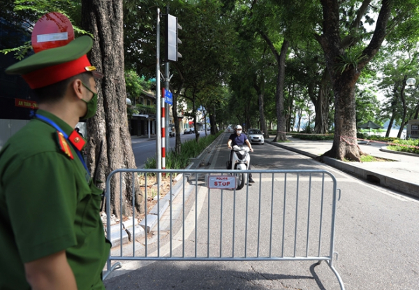 Hanoi halts checking on travel permits in COVID-19-free zones -0