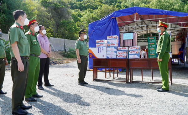 Giám đốc Công an tỉnh Kiên Giang kiểm tra công tại các chốt phòng, chống dịch trên địa bàn biên giới -0